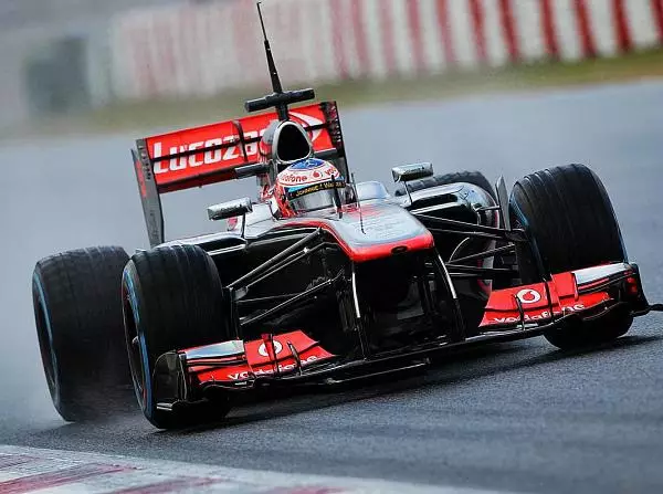 Jenson Button Foto zur News: Barcelona: Der Regen geht, die Zeiten kommen
