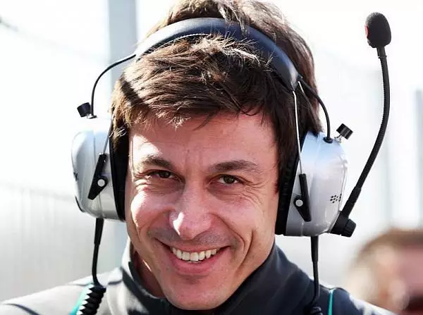 Toto Wolff Foto zur News: Wolff: "Ich bin für mehr Rennen"