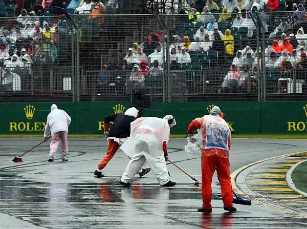 Regen, Streckenposten, Besen Foto zur News: Rutschpartie in Melbourne: Formel 1 an der Grenze