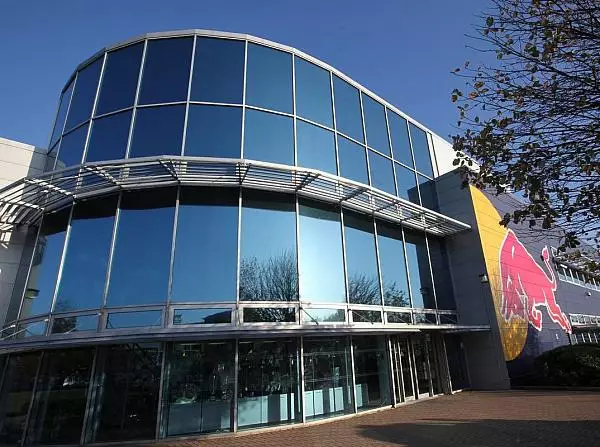 Red-Bull-Fabrik, Milton Keynes Foto zur News: Warum Fallows trotz McLaren-Vertrags kalte Füße bekam