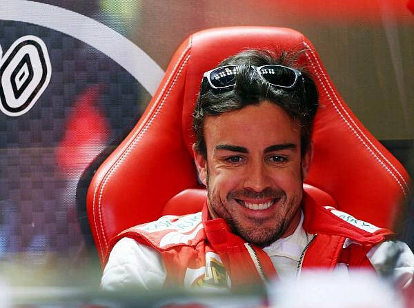Foto zur News: Tweet, tweet: Alonso als geduldiger Antworter