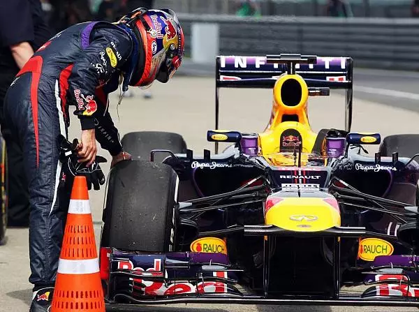 Sebastian Vettel Foto zur News: Es bröselt und bröckelt: Wessen Reifen halten durch?