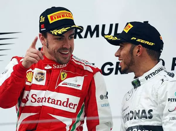 Fernando Alonso, Lewis Hamilton Foto zur News: Mercedes: Reifenfraß und Technik kosten Siegchancen