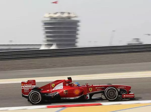Fernando Alonso Foto zur News: "Positiver Tag" für Ferrari in Manama