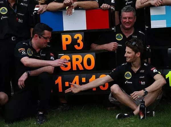 Eric Boullier, Romain Grosjean Foto zur News: Boullier: "Von uns kommt noch viel mehr"