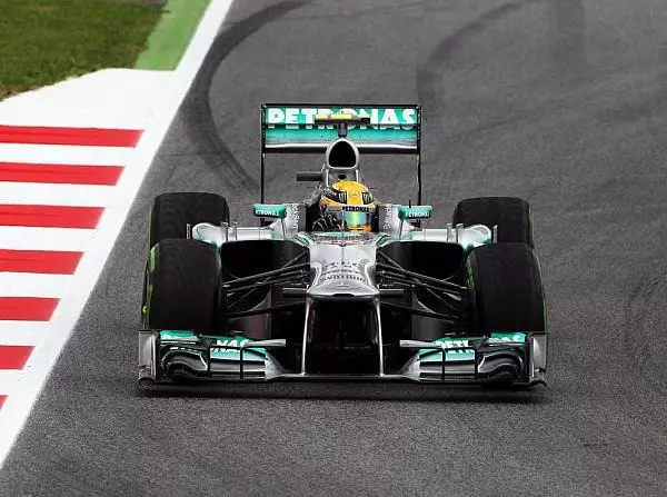 Lewis Hamilton Foto zur News: Mercedes mit neuen Teilen: Longruns im Fokus