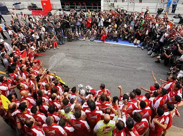 Ferrari-Team, Fernando Alonso, Felipe Massa Foto zur News: Ferrari jubelt über dominanten Barcelona-Sieg