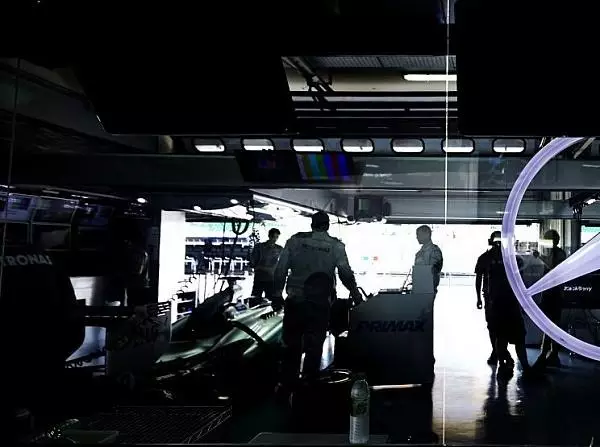 Mercedes Box, Garage Foto zur News: Geheime Startplanung bei Mercedes