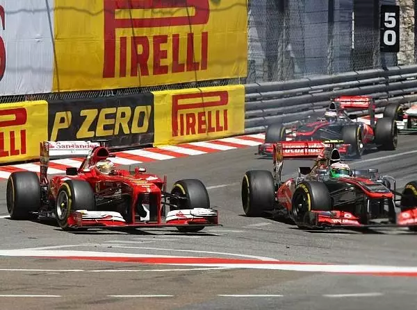 Sergio Perez, Fernando Alonso Foto zur News: Alonso: "Ich wollte eine Kollision vermeiden"