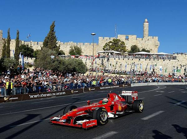 Foto zur News: Ferrari und Marussia fahren vor 60.000 Fans in Jerusalem