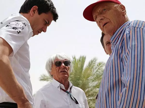 Toto Wolff, Bernie Ecclestone und Niki Lauda Foto zur News: Handschlag Red Bull #AND# Mercedes: Missverständnis mit Folgen