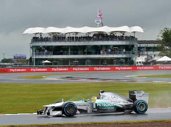 Foto zur News: Training in Silverstone: Rosberg vor Red Bull