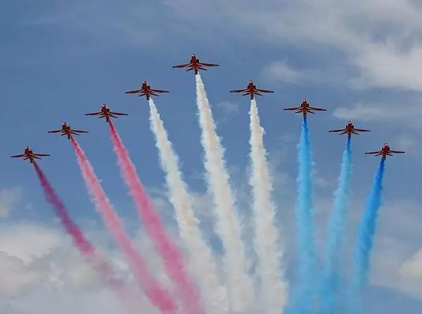 Foto zur News: Hamilton mit Red Arrows auf fliegender Runde