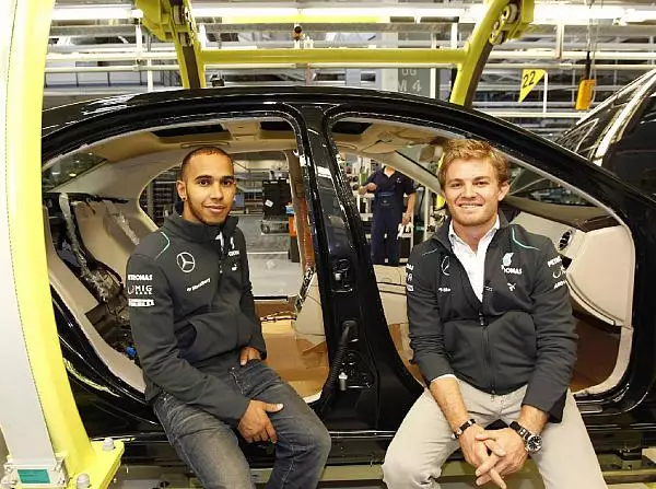Foto zur News: Silberpfeil-Piloten besuchen Produktion im Werk Sindelfingen