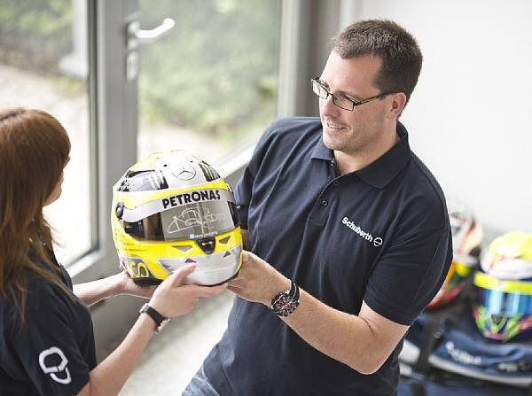Foto zur News: Für Flutopfer: Helme von "Schumi" #AND# Co. bringen 77.000 Euro