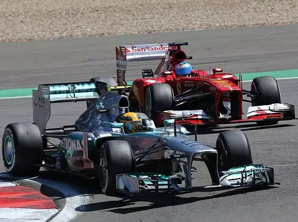 Lewis Hamilton, Fernando Alonso Foto zur News: Mercedes und die Reifen: Einmal zurück und vor