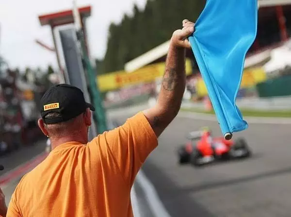Blaue Flagge Foto zur News: Blaue Flaggen: Die Qual der Hinterbänkler