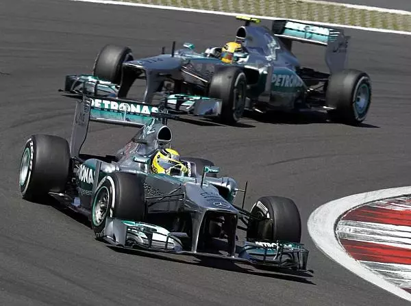 Nico Rosberg, Lewis Hamilton Foto zur News: Mercedes: "Wir müssen uns Gedanken machen"