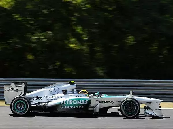 Lewis Hamilton Foto zur News: Hamilton: "Der Red Bull ist ballistisch unterwegs"