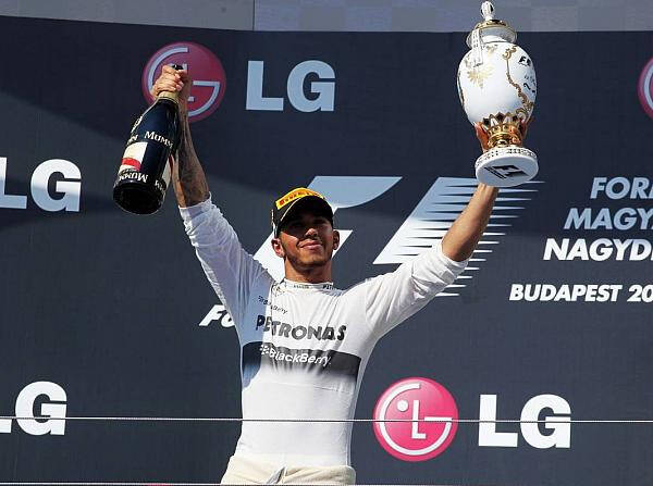 Foto zur News: Mercedes bejubelt heißen Sieg von Hamilton