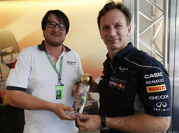 Christian Nimmervoll und Christian Horner mit dem Motorsport-Total.com-Award 2012 Foto zur News: Team des Jahres 2012: Red-Bull-Serie geht weiter