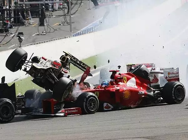 Lewis Hamilton, Romain Grosjean, Fernando Alonso, Sergio Perez, Pastor Maldonado Foto zur News: Trümmerteile letzter Formel-1-Risikofaktor: "Lieber mit Kanzel"