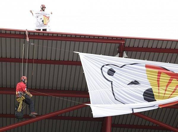 Foto zur News: Greenpeace-Aktivisten demonstrieren gegen Shell