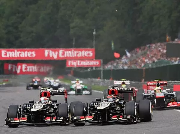 Romain Grosjean, Kimi Räikkönen Foto zur News: Lotus: Räikkönen mit Ausfall - Grosjean Achter