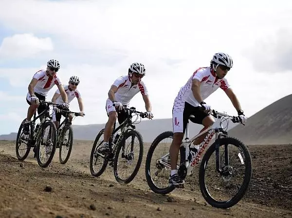 Jules Bianchi, Davide Rigon, Fernando Alonso, Felipe Massa, Fahrrad Foto zur News: Alonso übernimmt Radrennstall und will Contador
