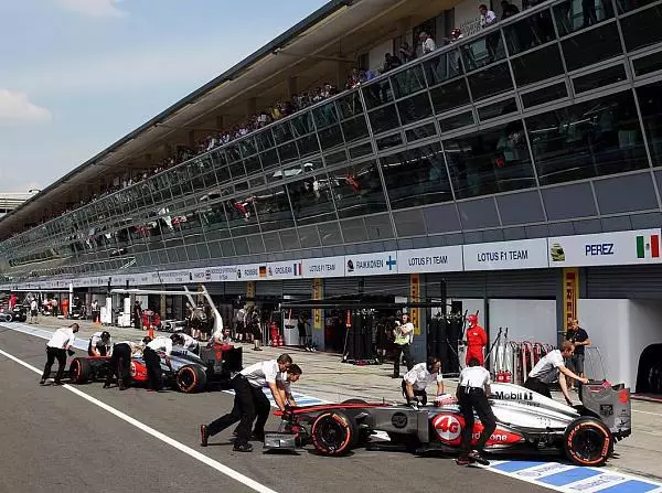 Jenson Button, Sergio Perez Foto zur News: McLaren zufrieden: Startplätze ermöglichen starkes Rennen