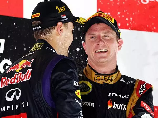 Sebastian Vettel, Kimi Räikkönen Foto zur News: Lotus: Räikkönen stürmt nach vorn - Grosjean geht Luft aus