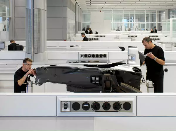 McLaren-Fabrik Foto zur News: Formel-1-Technik: Das Monocoque