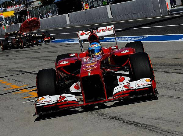 Foto zur News: "Frustfreier" Alonso ätzt: "Seit vier Jahren hinter Red Bull!"