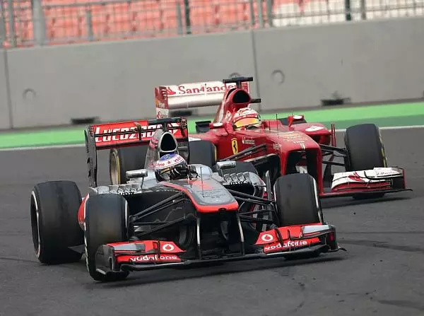 Jenson Button, Fernando Alonso Foto zur News: Dank "falscher" Strategie: Alonso zerstört Buttons Rennen