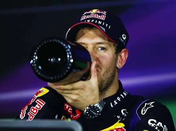 Foto zur News: Vettel mäht nach Titelgewinn erst einmal den Rasen