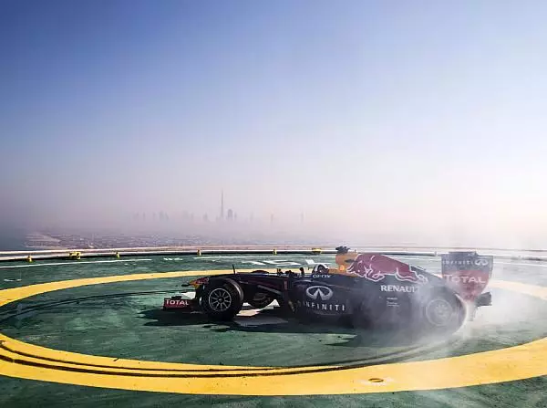 Foto zur News: Red Bull: Verrückte Feier in 210 Metern Höhe