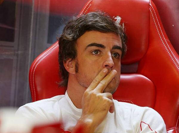 Foto zur News: Rot sieht Schwarz: Alonso packt für Canossa