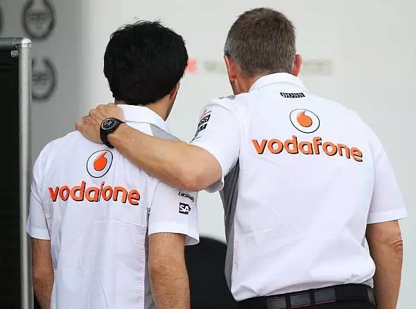 Sergio Perez, Martin Whitmarsh Foto zur News: Whitmarsh: Fahrerfreund, der ein halbes Flugzeug feuerte