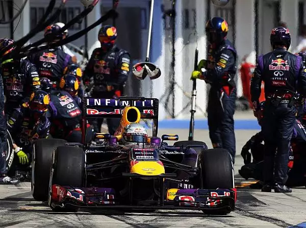 Sebastian Vettel Foto zur News: Formel 1 denkt über zwei Pflichtboxenstopps nach