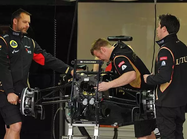 Lotus-Mechaniker Foto zur News: Lotus-Finanzkrise: Tage der Entscheidung