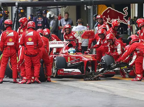 Fernando Alonso Foto zur News: 53 Mal unter 2,5 Sekunden: Boxenstopp-Meister tragen Rot
