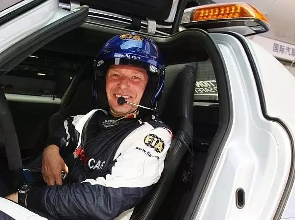Bernd Mayländer Foto zur News: Vollgas für die Sicherheit: Mr. Safety-Car erklärt seine Welt