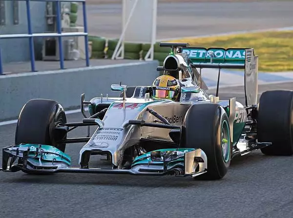 Foto zur News: Hamilton-Crash zu Beginn der Wintertests