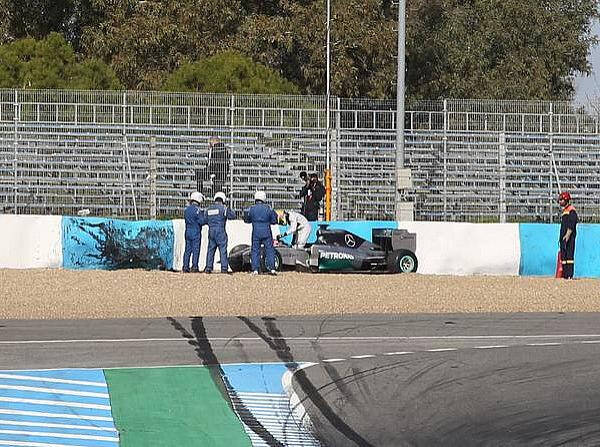 Foto zur News: Mercedes: Ein Unfall beendet positiven Testbeginn