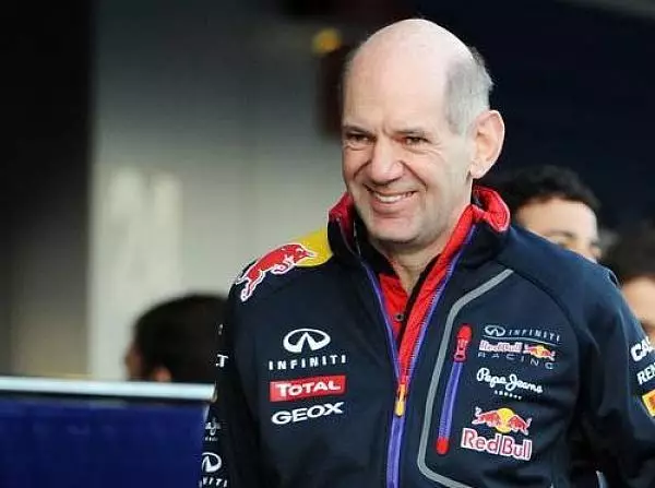 Adrian Newey, Christian Horner Foto zur News: Adrian Newey lässt Formel-1-Technologie zu Wasser