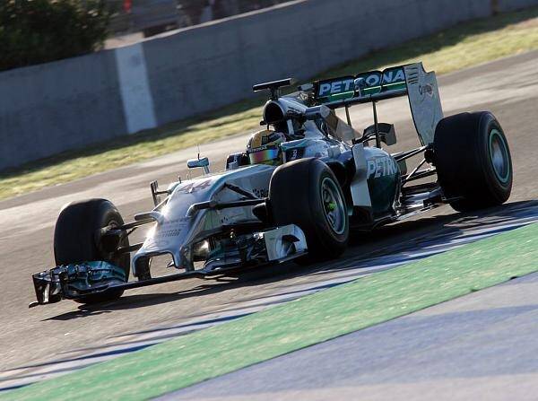 Foto zur News: Vettel von starker Mercedes-Performance "nicht überrascht"