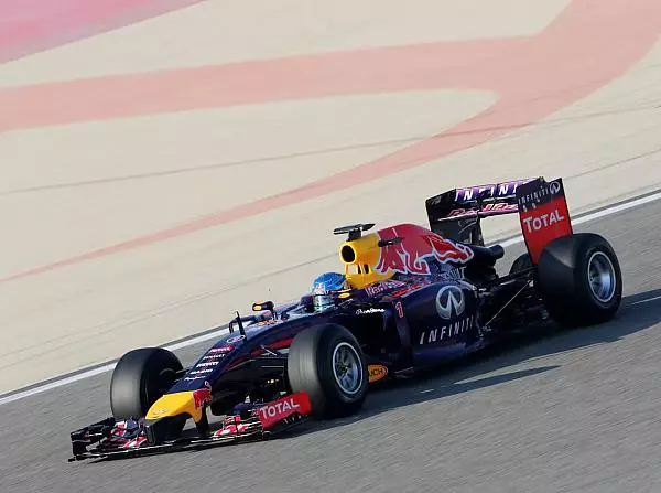 Sebastian Vettel Foto zur News: Red Bull kommt mit ganz langsamen Schritten voran
