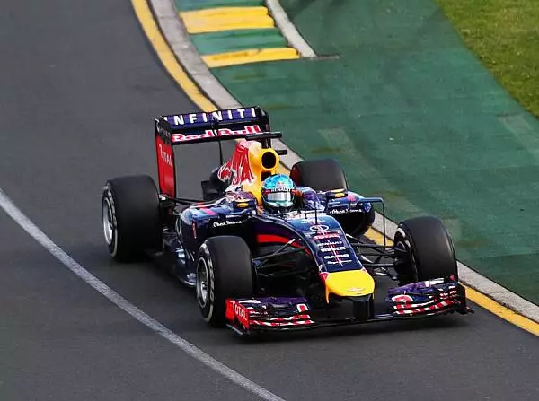Sebastian Vettel Foto zur News: Sepang: Kommt Red Bull schneller weiter?