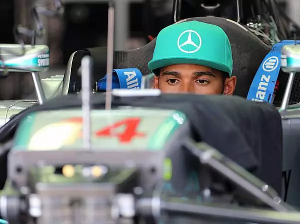 Lewis Hamilton Foto zur News: Malaysia: Hamilton nutzt Australien-Motor noch einmal