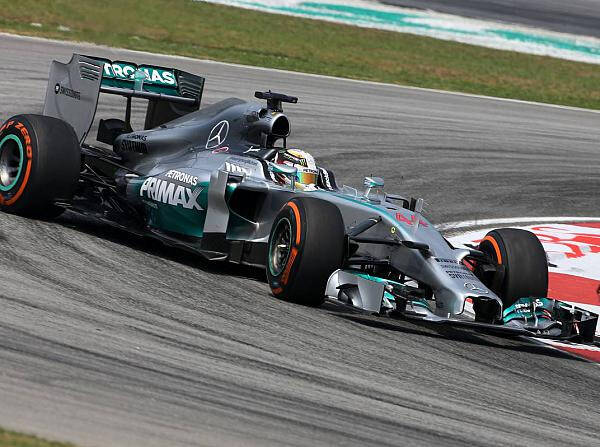 Foto zur News: Erstes Training in Sepang: Mercedes wieder voran